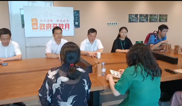 伟德国际betvlctor1946区文化旅游局副局长张国强在座谈会上向市民代表介绍云间会堂文化艺术中心基本情况和展览情况